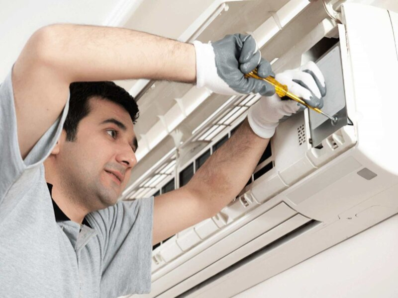 Técnico reparando Aire Acondicionado New Pol