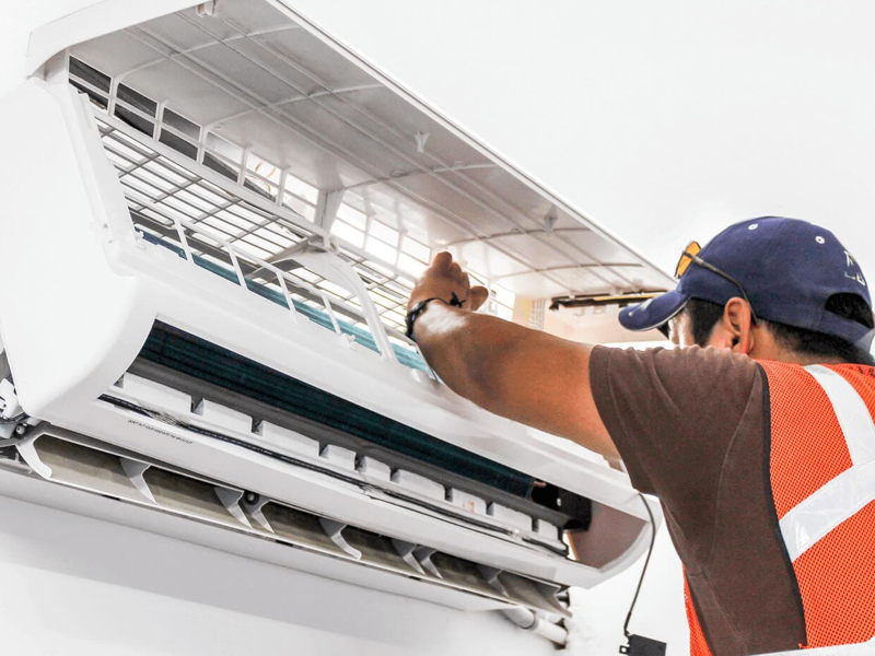 Técnico Instalando Aire Acondicionado New Pol