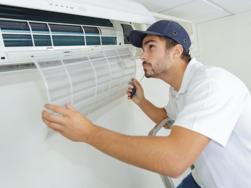 Técnico cambiando filtros de Aire Acondicionado New Pol