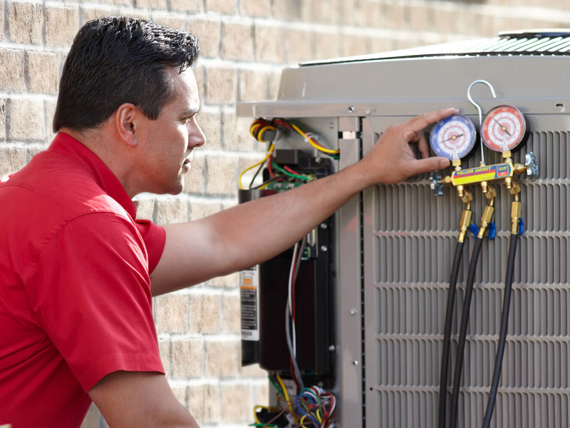 Técnico cargando gas de aire acondicionado New Pol