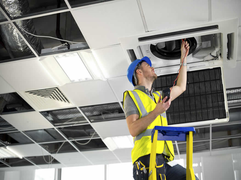 Técnico realizando mantenimiento de aire acondicionado New Pol